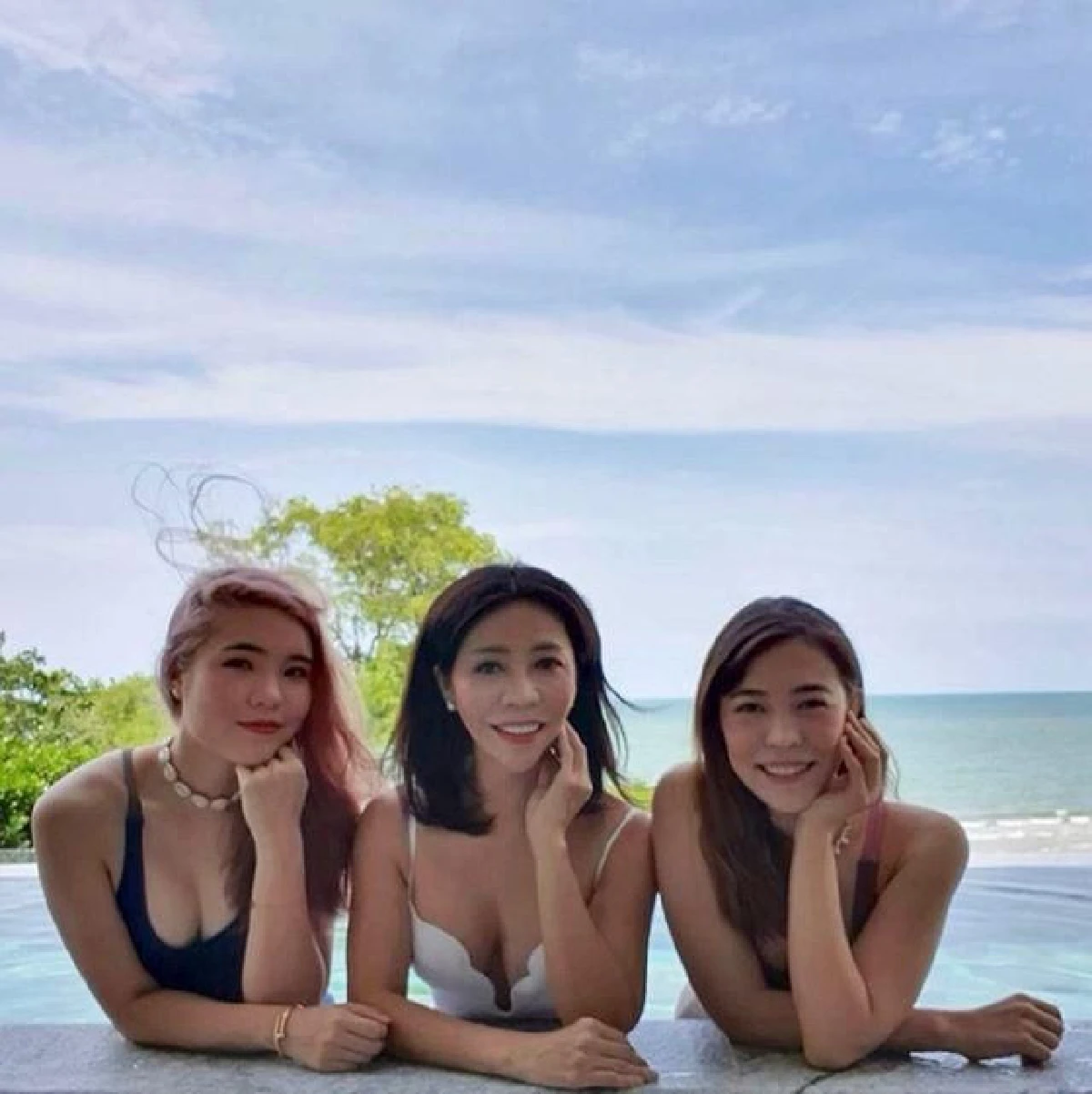 สาวสาวสาว “ส้ม ชนัดดา” แท็กทีมลูกสาว “แพร-พาย” อวดหุ่นเซี้ยะในชุดว่ายน้ำ