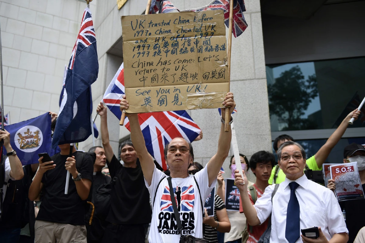ฮ่องกงโบกธงอังกฤษชูรูปควีนหน้ากงสุล หวังเจ้าอาณานิคมเก่าช่วยอุ้ม