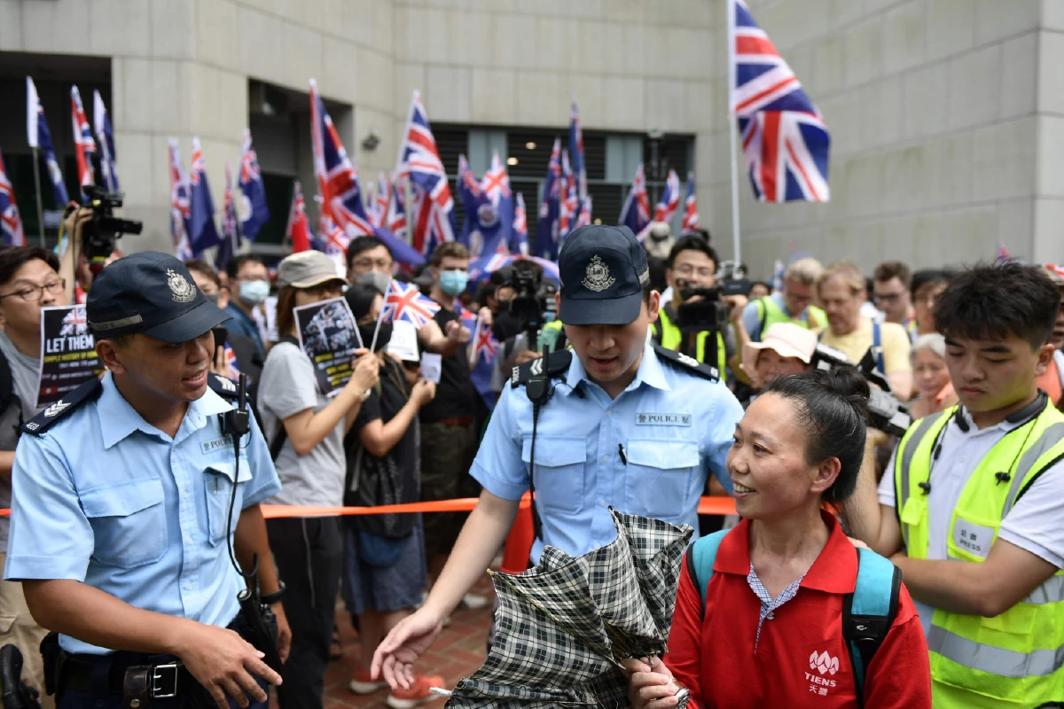 ฮ่องกงโบกธงอังกฤษชูรูปควีนหน้ากงสุล หวังเจ้าอาณานิคมเก่าช่วยอุ้ม