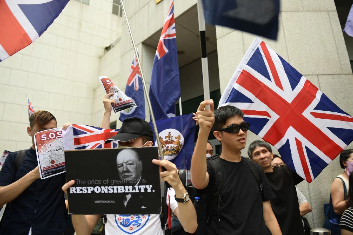 ฮ่องกงโบกธงอังกฤษชูรูปควีนหน้ากงสุล หวังเจ้าอาณานิคมเก่าช่วยอุ้ม