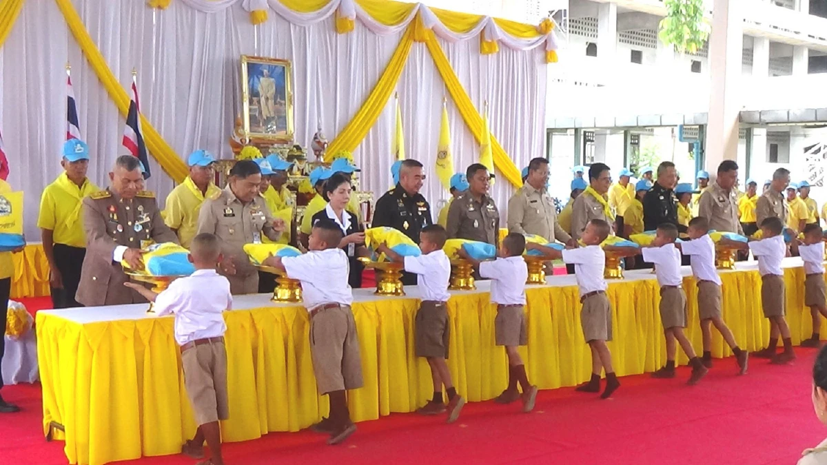 ผู้แทนพระองค์อัญเชิญกระเช้าสิ่งของพระราชทานมอบให้ผู้สูงอายุ