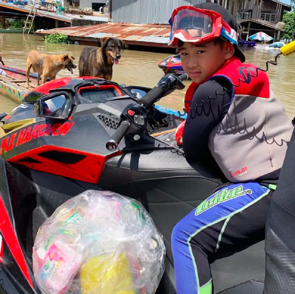 “เปิ้ล นาคร” พา “แม่จูน-น้องออกัส-น้องออก้า” ขี่เจ็ตสกี ช่วยเหลือชาวบ้านน้ำท่วมอุบลฯ