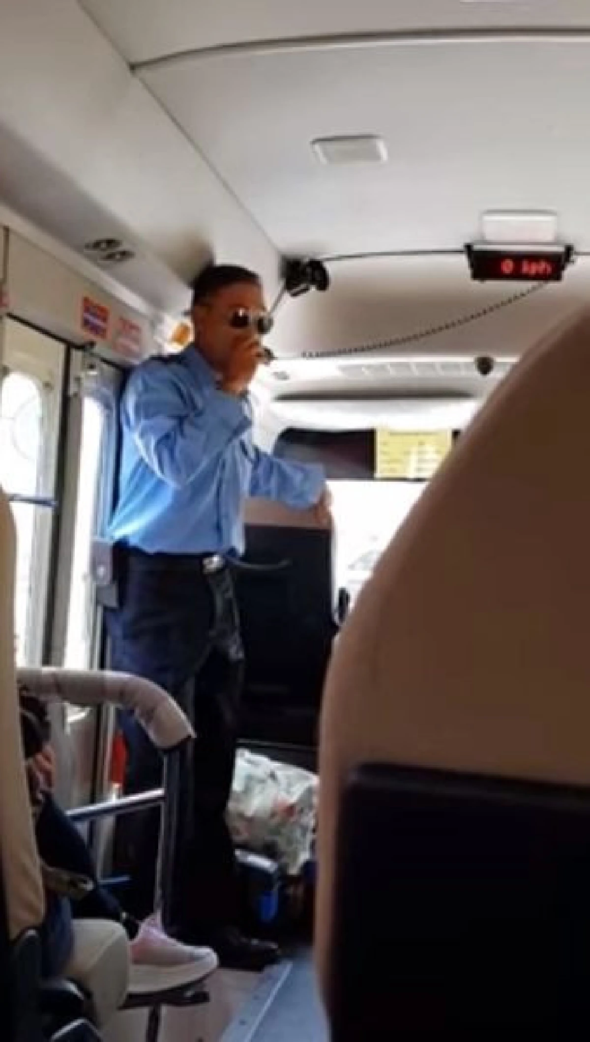 เปลี่ยนถนนเป็นรันเวย์! "เต๋อ-เรวัตน์ ตุ่นแก้ว" โชเฟอร์มินิบัสผู้ให้บริการผู้โดยสารราวกับนั่งเครื่องบิน