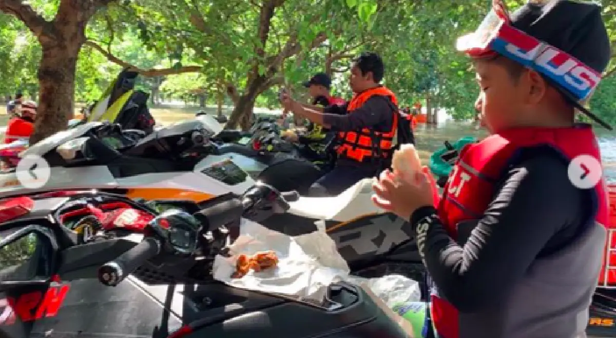 “เปิ้ล นาคร” พา “แม่จูน-น้องออกัส-น้องออก้า” ขี่เจ็ตสกี ช่วยเหลือชาวบ้านน้ำท่วมอุบลฯ