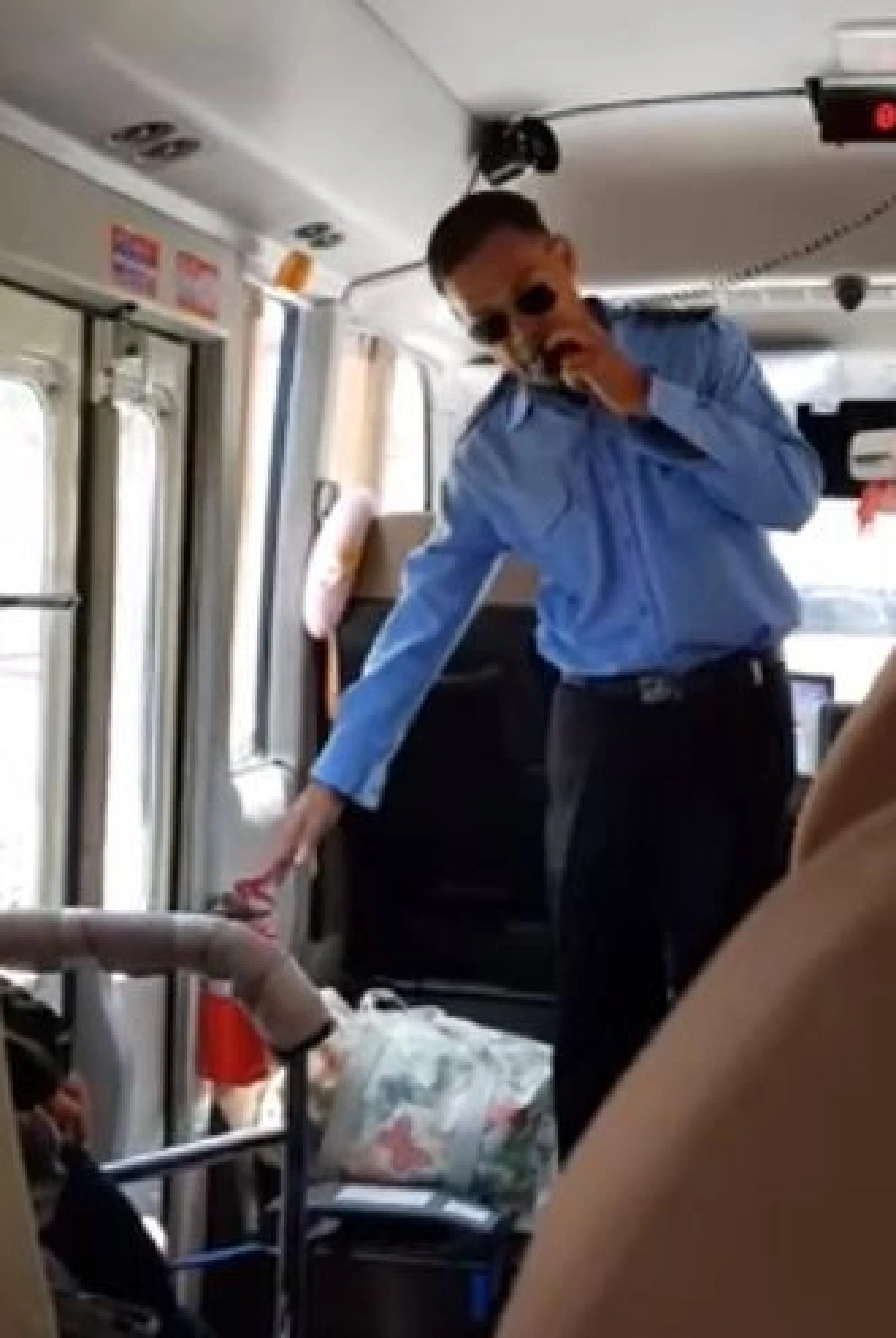 เปลี่ยนถนนเป็นรันเวย์! "เต๋อ-เรวัตน์ ตุ่นแก้ว" โชเฟอร์มินิบัสผู้ให้บริการผู้โดยสารราวกับนั่งเครื่องบิน