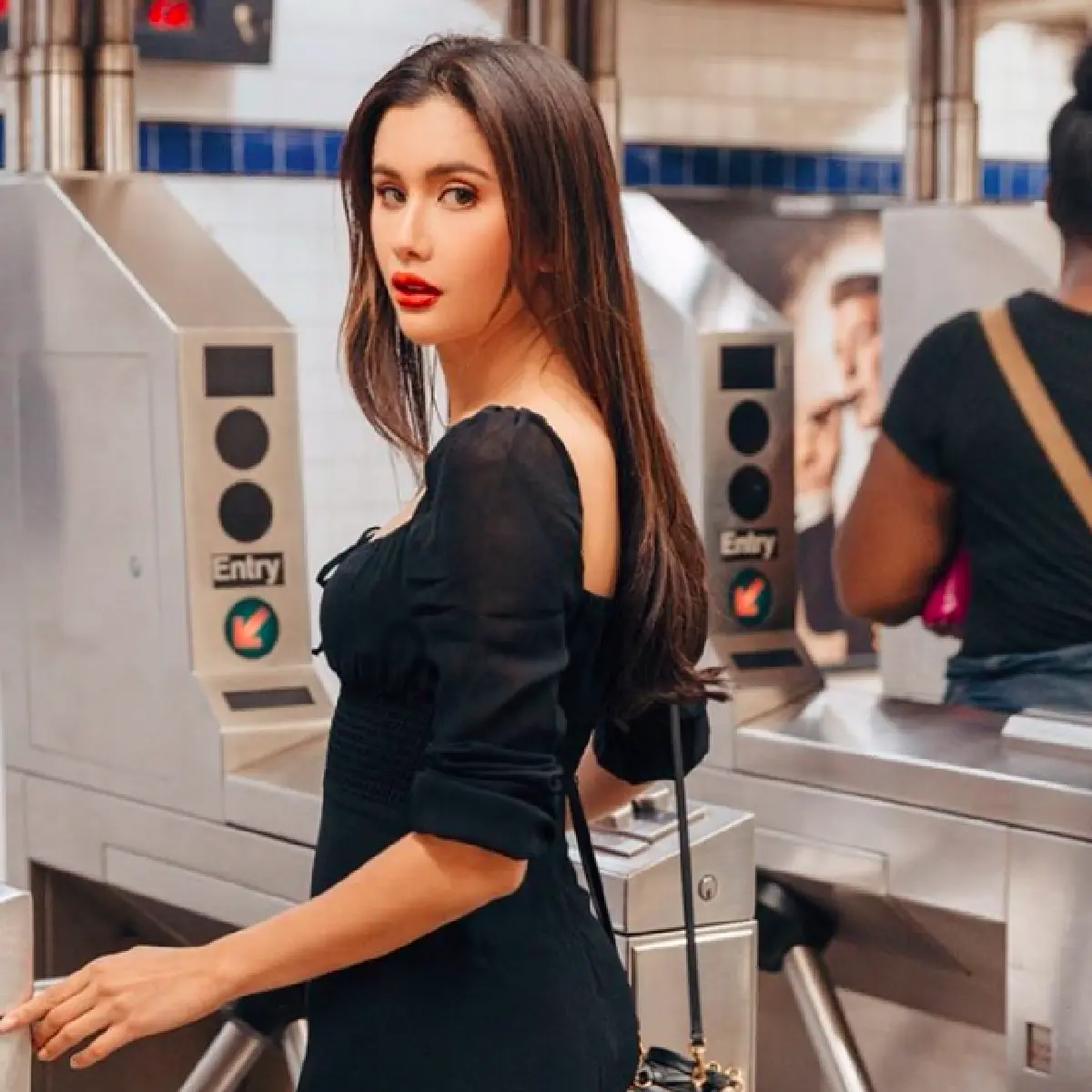 “ปู ไปรยา”  ร่วมเดินแคทวอล์กให้กับแบรนด์ดังบนรัวเวย์ London Fashion week
