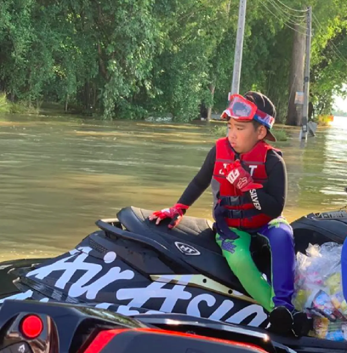 “เปิ้ล นาคร” พา “แม่จูน-น้องออกัส-น้องออก้า” ขี่เจ็ตสกี ช่วยเหลือชาวบ้านน้ำท่วมอุบลฯ