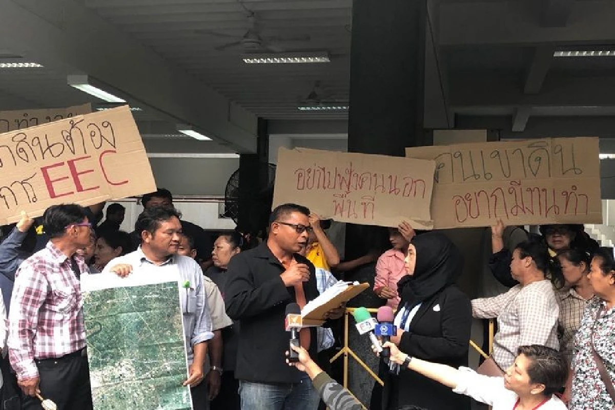 ชาวบ้านเขาดินบุกยื่นหนังสือถึงนายกฯเรียกร้องให้ประกาศเปลี่ยนผังเมือง EEC โดยเร็ว