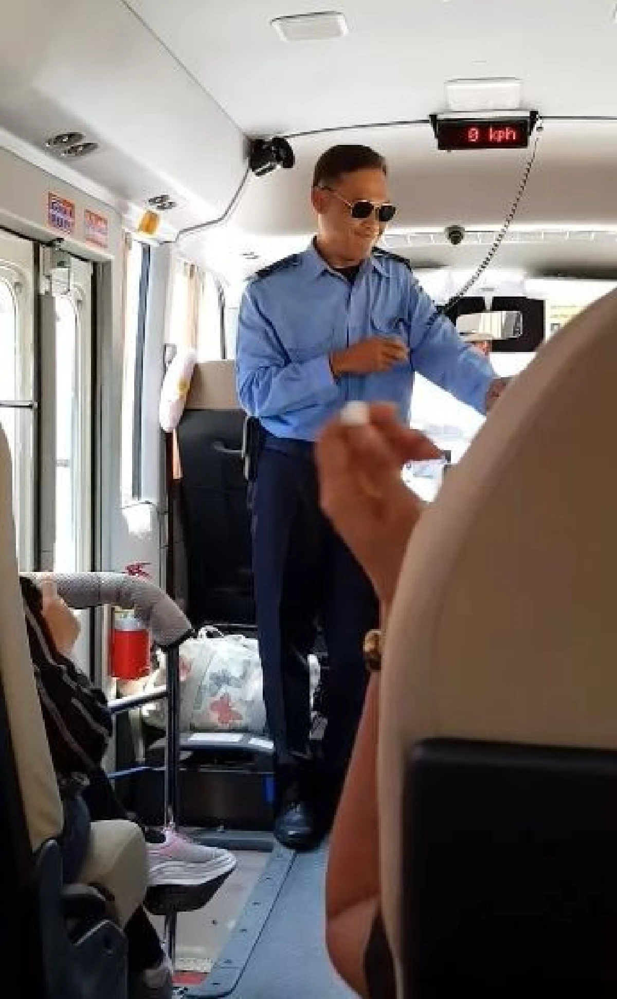 เปลี่ยนถนนเป็นรันเวย์! "เต๋อ-เรวัตน์ ตุ่นแก้ว" โชเฟอร์มินิบัสผู้ให้บริการผู้โดยสารราวกับนั่งเครื่องบิน