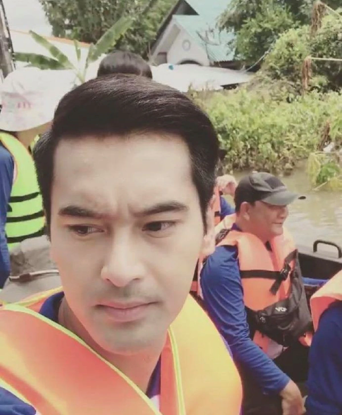 รวมภาพเหล่าคนบันเทิง...ลงพื้นที่ช่วยเหลือผู้ประสบภัยน้ำท่วม