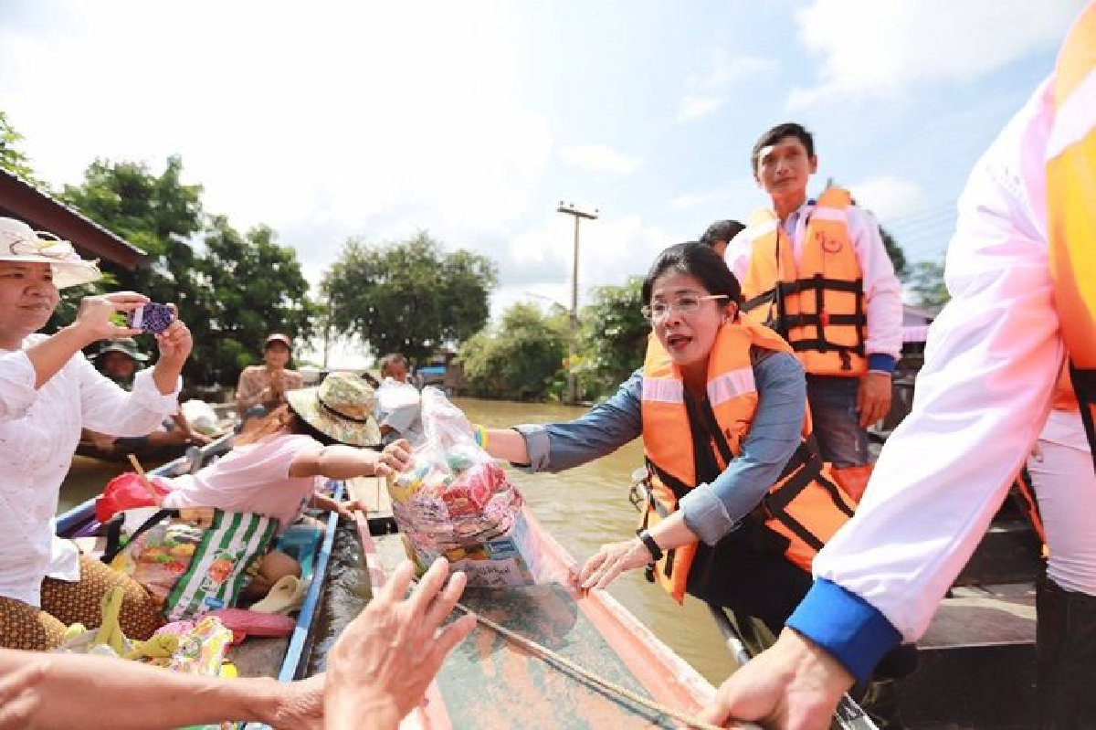 "สุดารัตน์"ลงเรือให้กำลังใจ-แจกถุงยังชีพผู้ประสบภัยน้ำท่วมอุบลฯ "สุดารัตน์"ลงเรือให้กำลังใจ-แจกถุงยังชีพผู้ประสบภัยน้ำท่วมอุบลฯ