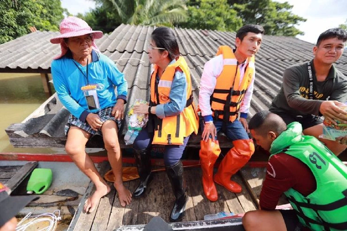 "สุดารัตน์"ลงเรือให้กำลังใจ-แจกถุงยังชีพผู้ประสบภัยน้ำท่วมอุบลฯ