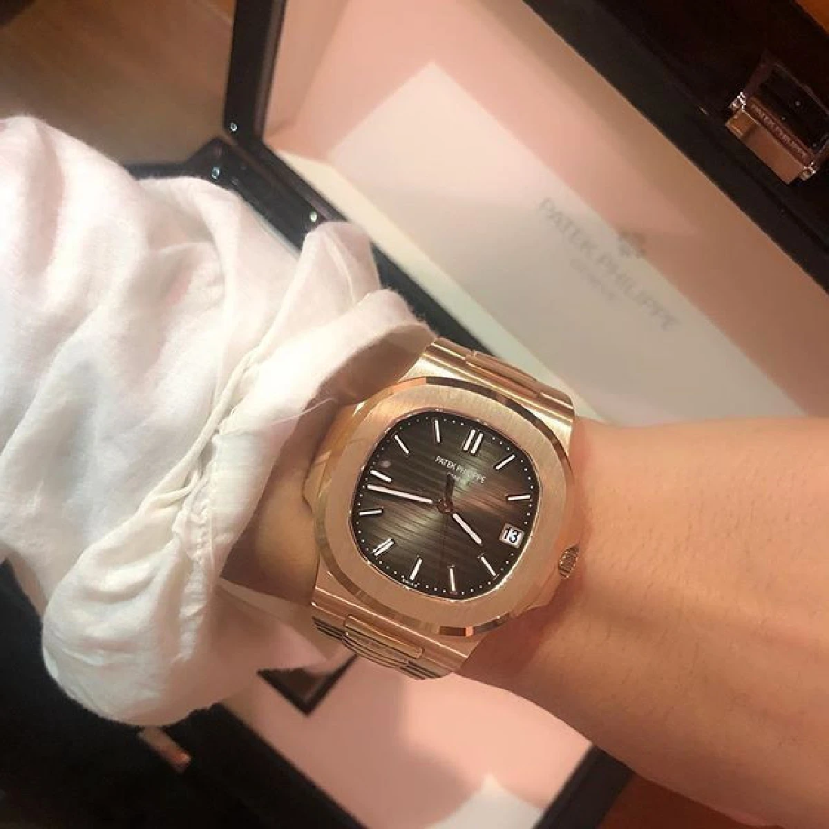 สามีตัวอย่าง! "บี้" บินมาเซอร์ไพรส์ "กุ๊บกิ๊บ” พร้อมมอบของขวัญวันเกิดสุดหรูหลักล้าน