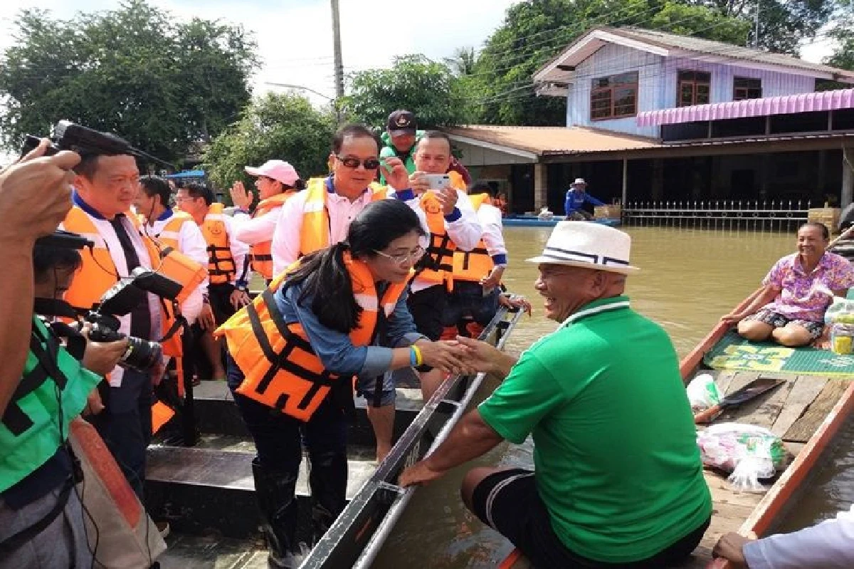 "สุดารัตน์"ลงเรือให้กำลังใจ-แจกถุงยังชีพผู้ประสบภัยน้ำท่วมอุบลฯ