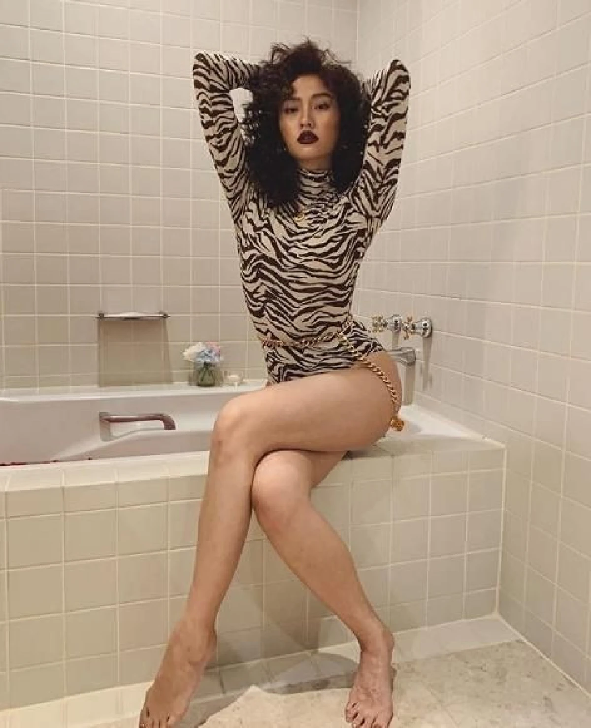 แต่งงานแล้วเซ็กซี่ได้ “พี่โดม” ว่าไง!? “เมทัล” ในชุดว่ายน้ำไฮคัทเว้าสูงลายเสือสุดแซ่บ