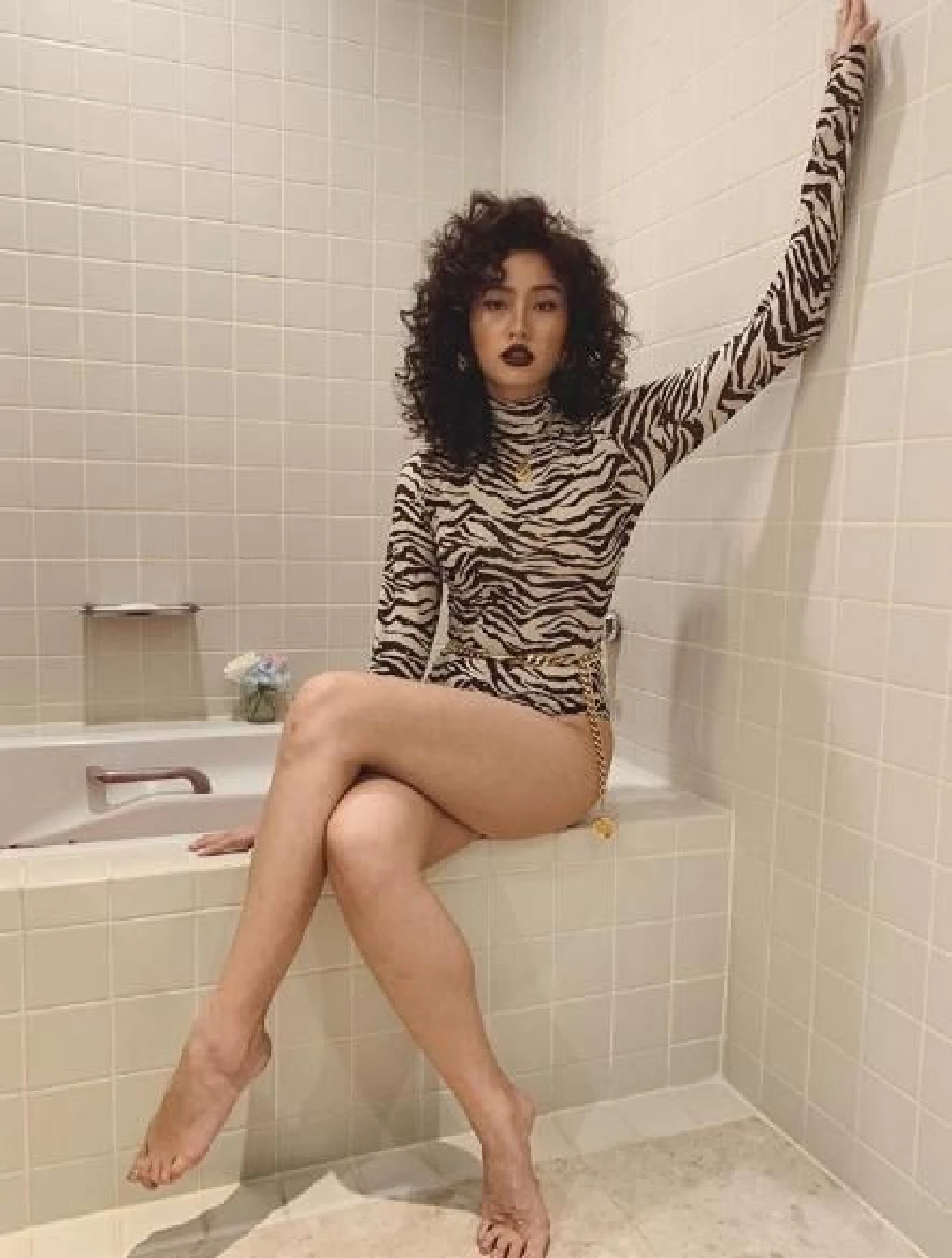 แต่งงานแล้วเซ็กซี่ได้ “พี่โดม” ว่าไง!? “เมทัล” ในชุดว่ายน้ำไฮคัทเว้าสูงลายเสือสุดแซ่บ