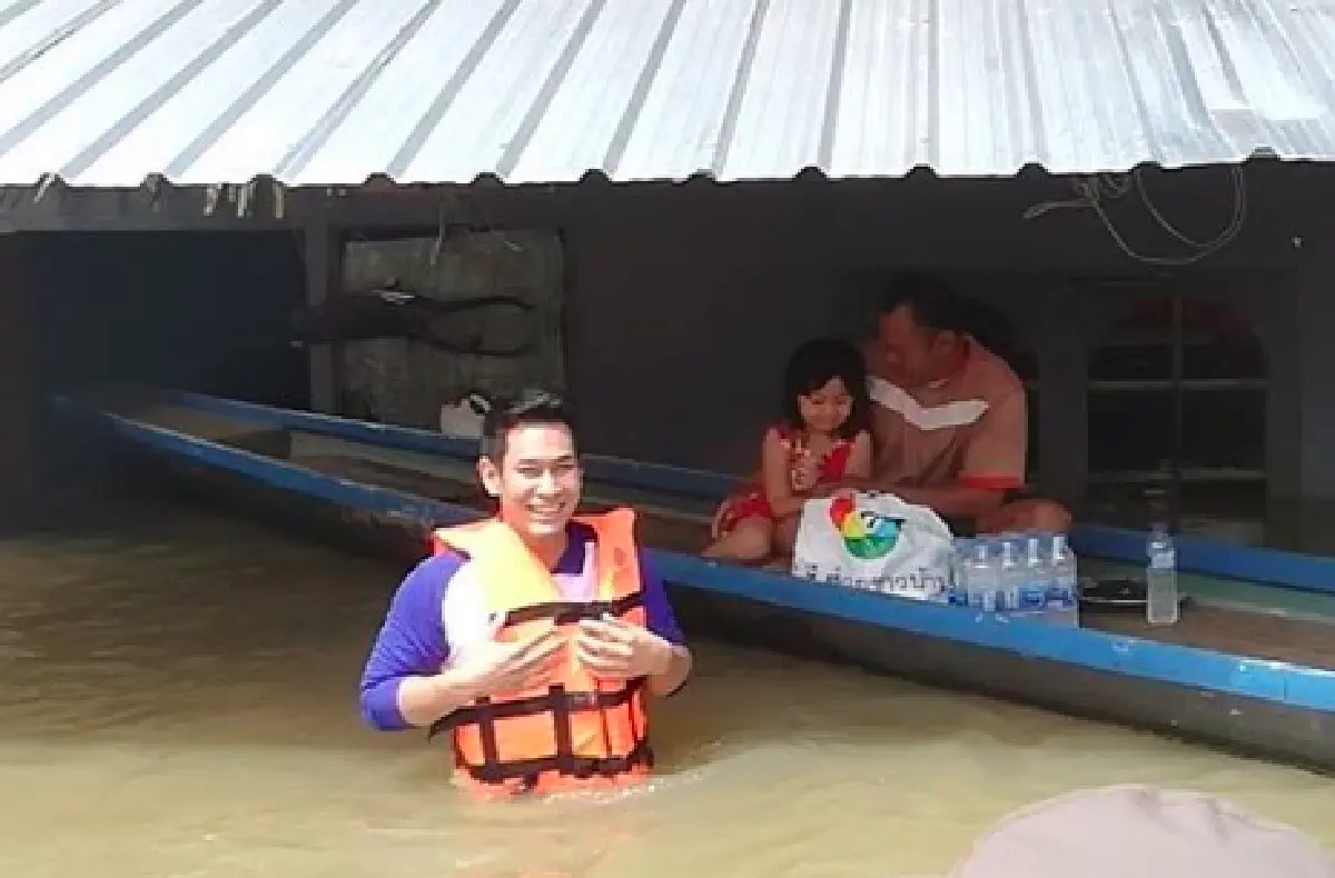 รวมภาพเหล่าคนบันเทิง...ลงพื้นที่ช่วยเหลือผู้ประสบภัยน้ำท่วม