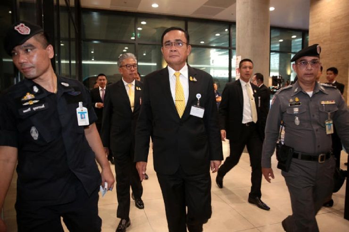 "บิ๊กตู่"หน้านิ่งเข้าสภา พยักหน้าบอก พร้อมแจง "บิ๊กตู่"หน้านิ่งเข้าสภา พยักหน้าบอก พร้อมแจง