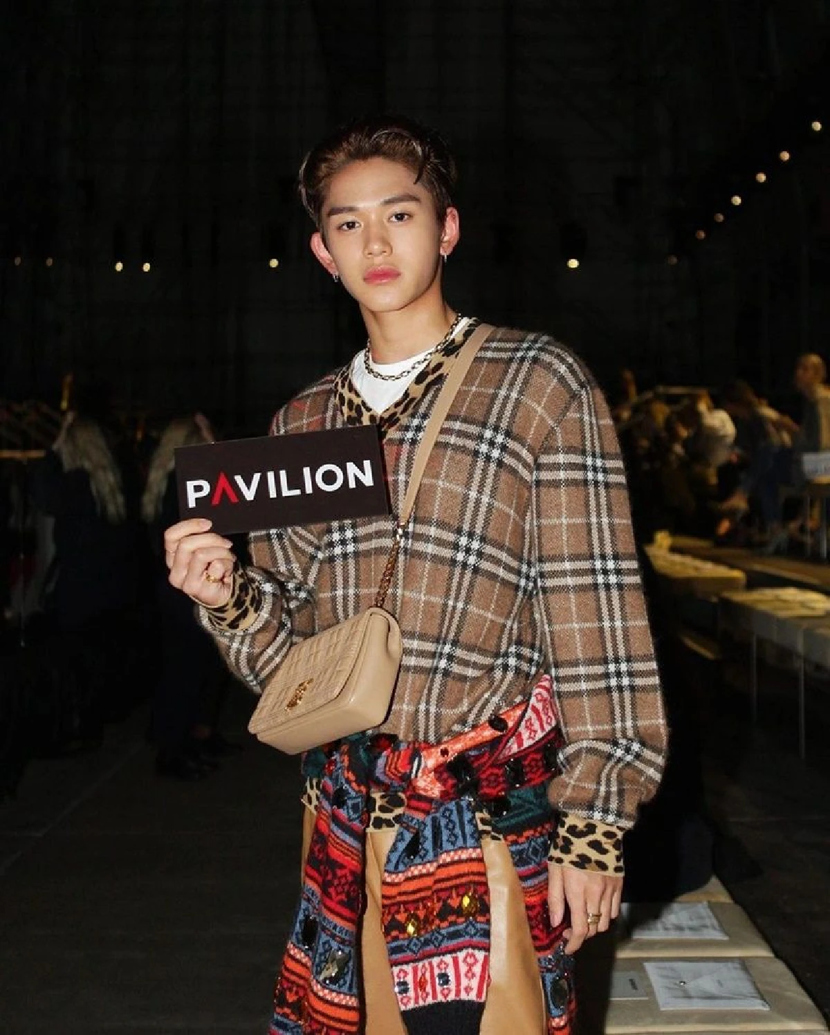 "เขาไหว้สวยกว่า..อีก" ต้าเหนิง กัญญาวีร์ กระทบไหล่ ลูคัส WayV ชมแฟชั่นโชว์ที่ลอนดอน