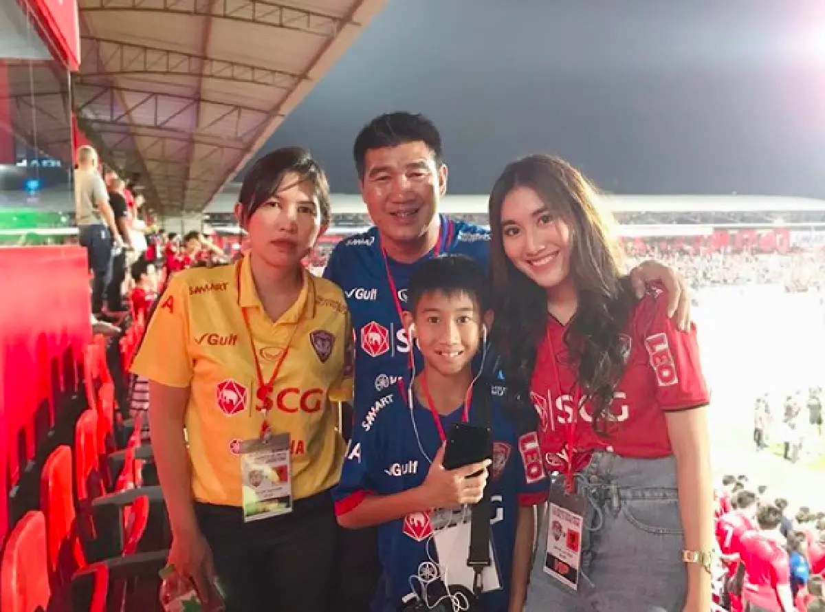 10 ภาพ “น้องเบสท์” ลูกสาว "สมรักษ์ คำสิงห์” วัย 19 ปี สวย เก่ง แถมยังหาเลี้ยงตัวเอง