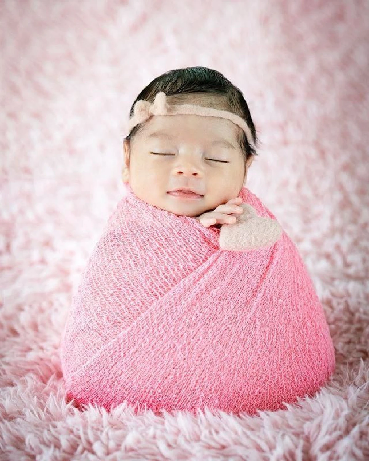 "ลิเดีย-แมทธิว” พาลูกสาว "น้องเดมี่" ถ่ายแบบในชุดนักมวยสุดน่ารัก