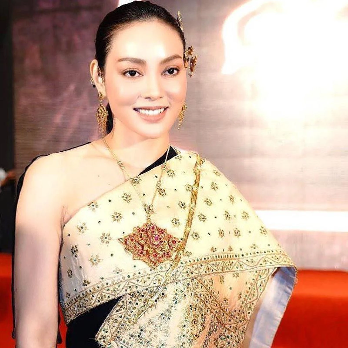 สวยสง่าครบเครื่อง! ตั๊ก บงกช กับคอลเลกชั่นชุดไทยเป๊ะดั่งรูปวาดสะกดทุกสายตา