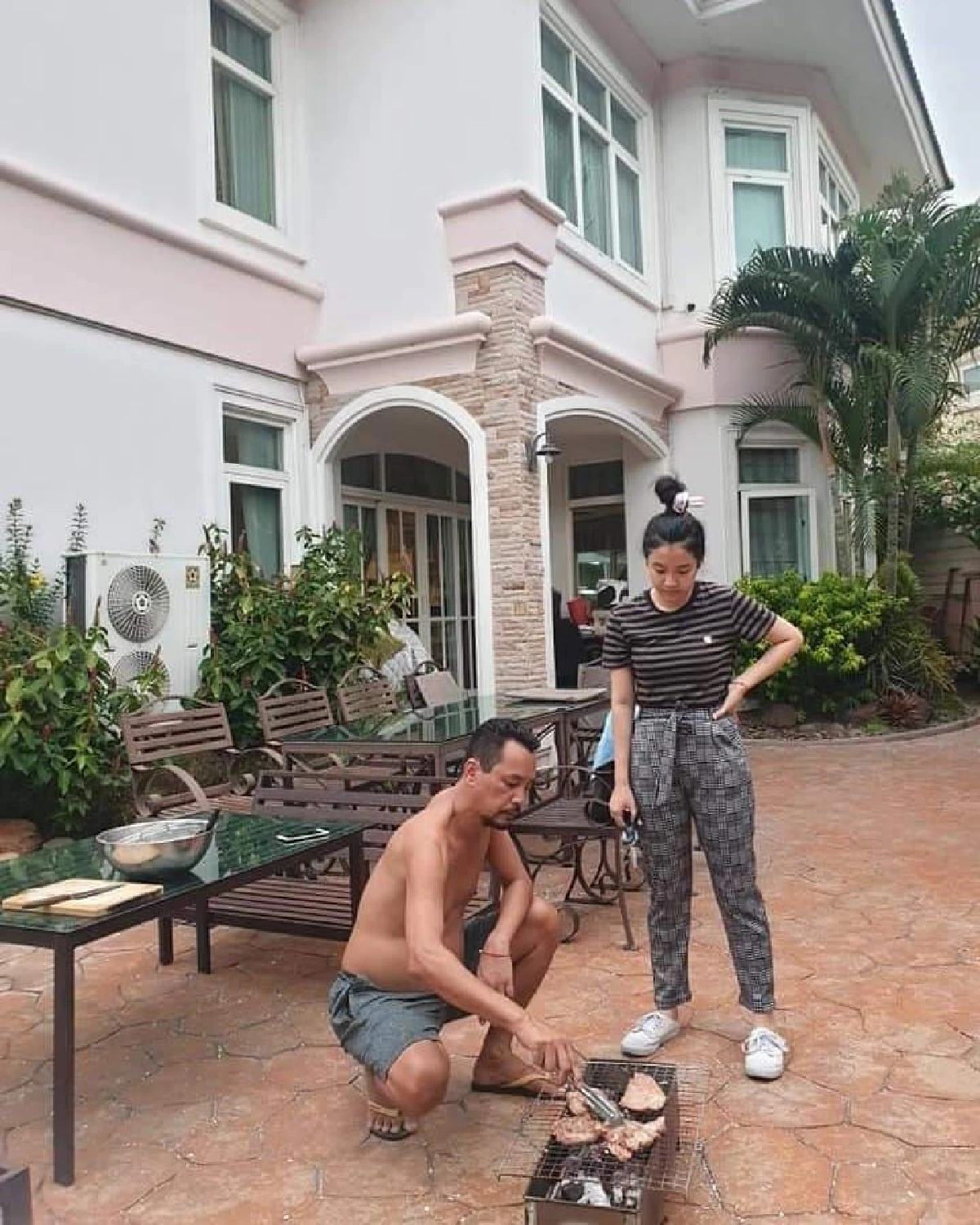 คุณพ่อสุดอบอุ่น! เท่ง เถิดเทิง กับโมเมนต์ช่วยลูกสาวทำผมก่อนไปโรงเรียน