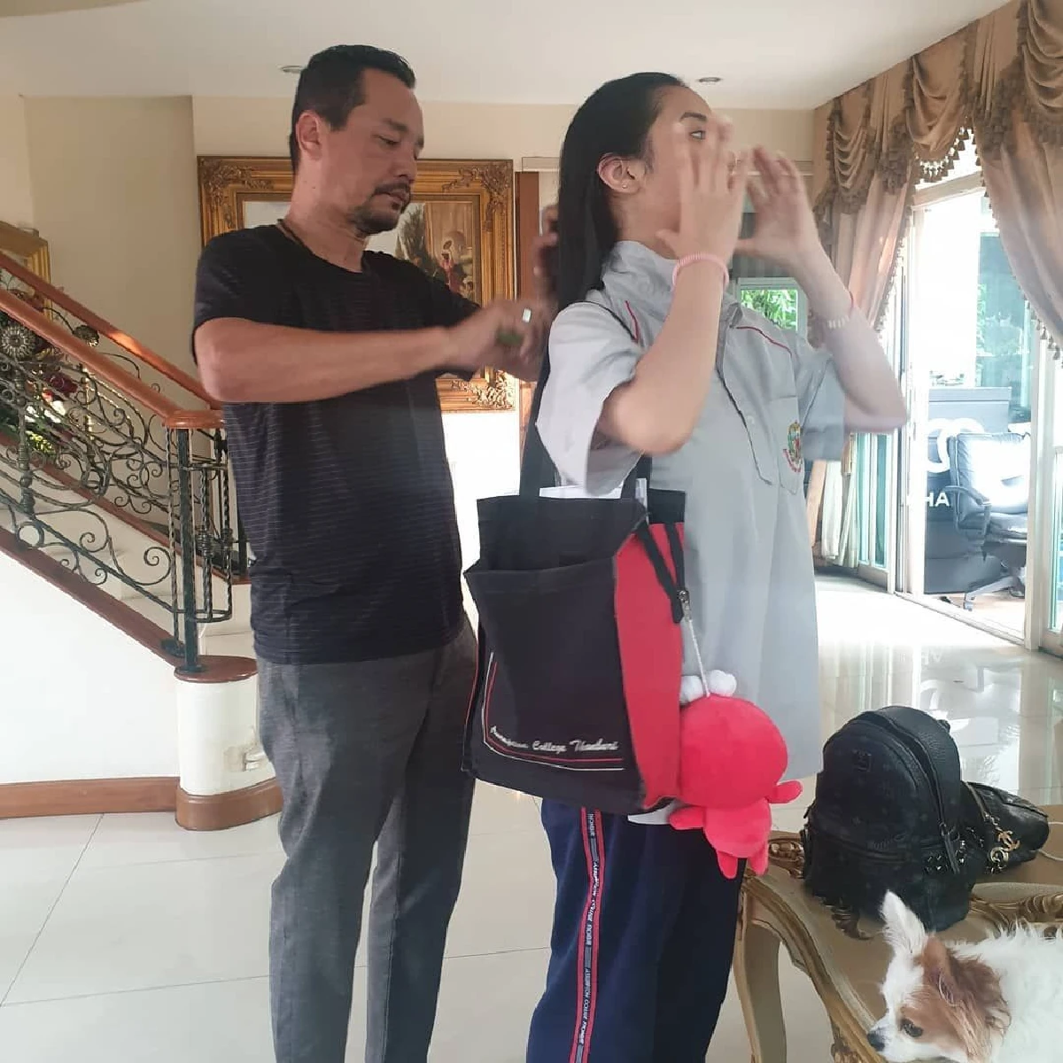 คุณพ่อสุดอบอุ่น! เท่ง เถิดเทิง กับโมเมนต์ช่วยลูกสาวทำผมก่อนไปโรงเรียน