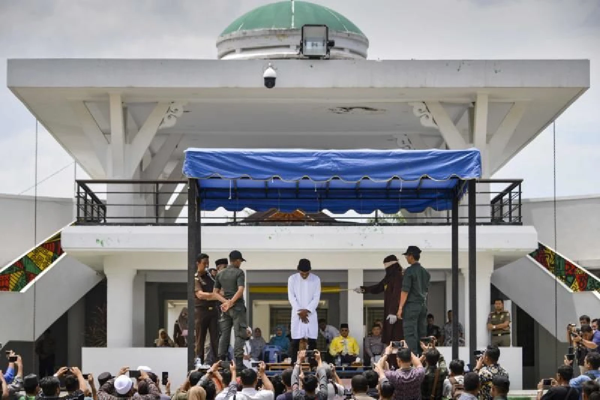 อาเจะฮ์เฆี่ยนคู่รักฐานแสดงความรักในที่สาธารณะ