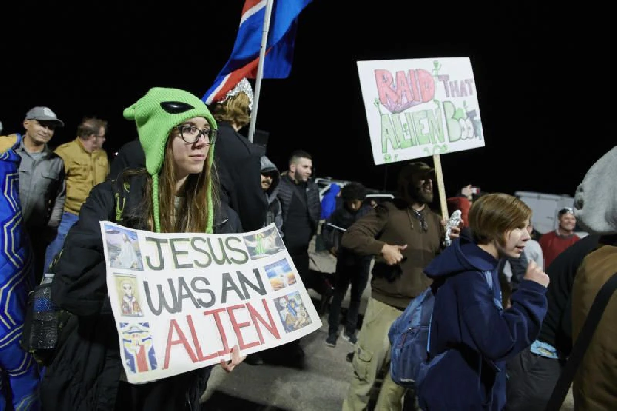 กลุ่มคลั่งไคล้เอเลี่ยนกว่า 2,000 คนรวมตัวนอกแอเรีย 51