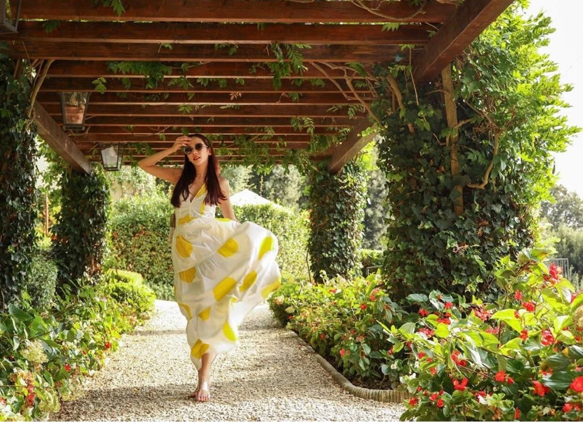 ซูมความเป๊ะ! อั้ม พัชราภา สวยเซ็กซี่ในชุดเดรสลายดอกไม้เที่ยวเริงร่าที่อิตาลี