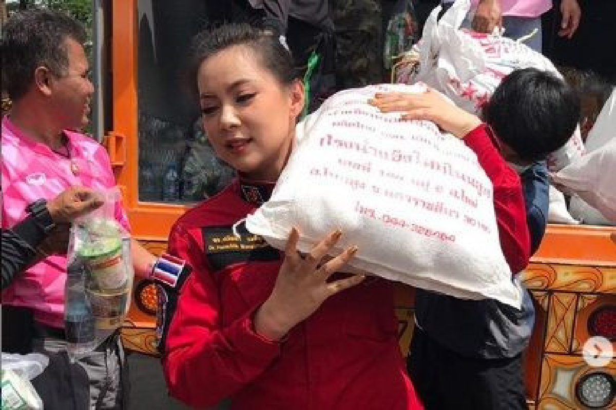 คนไทยไม่ทิ้งกัน บุ๋ม ปนัดดา แบกของบริจาคช่วยน้ำท่วมชาวอุบลฯ คนไทยไม่ทิ้งกัน บุ๋ม ปนัดดา แบกของบริจาคช่วยน้ำท่วมชาวอุบลฯ