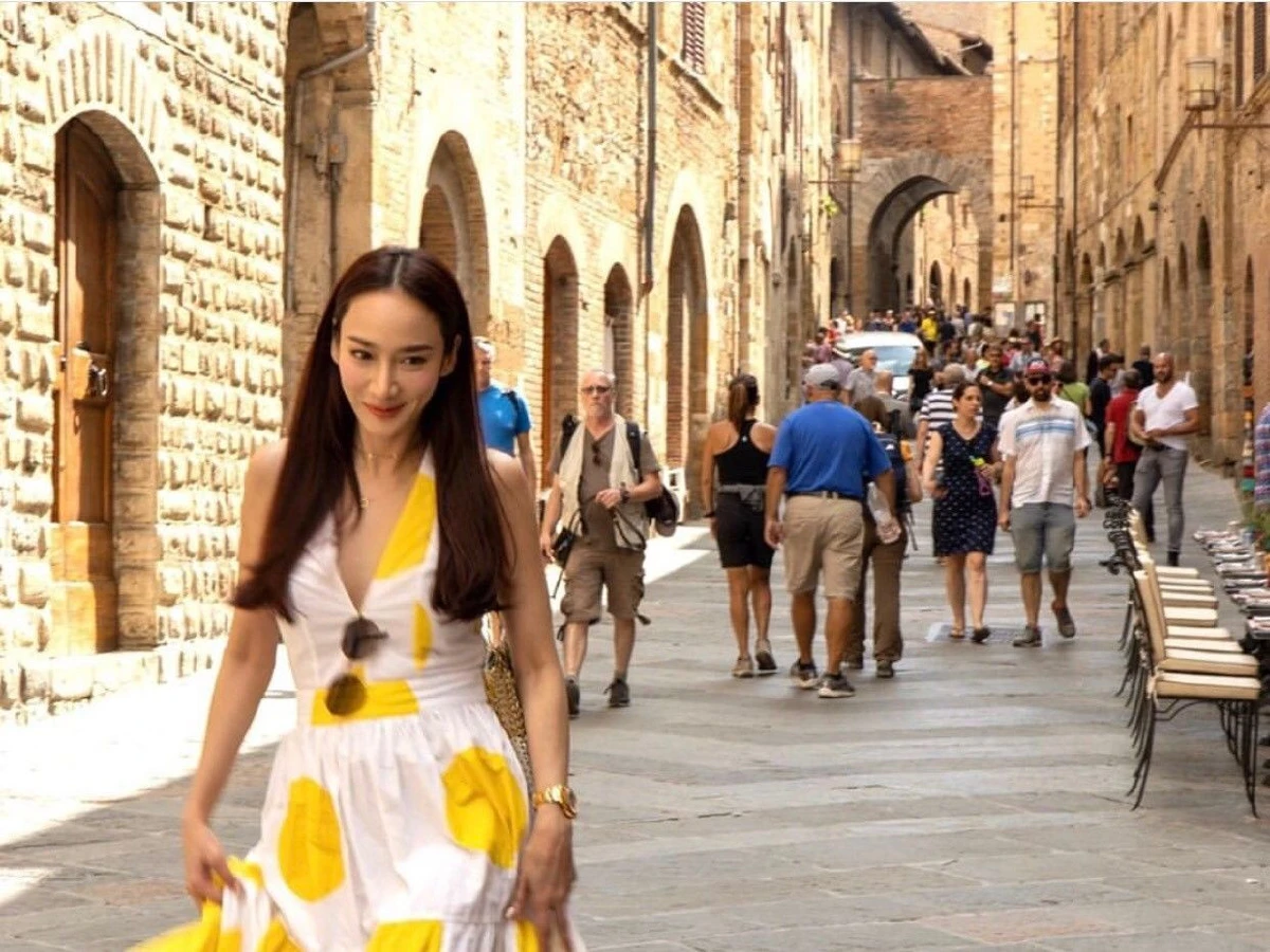 ซูมความเป๊ะ! อั้ม พัชราภา สวยเซ็กซี่ในชุดเดรสลายดอกไม้เที่ยวเริงร่าที่อิตาลี