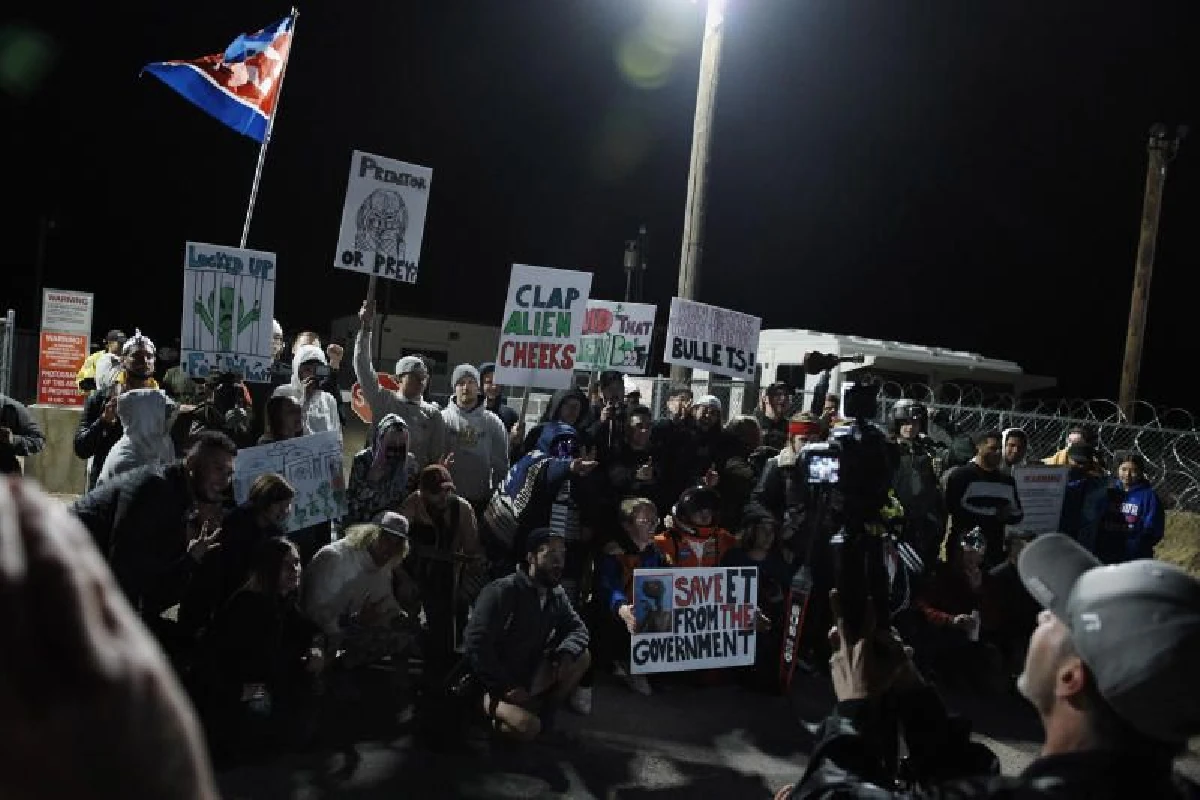 กลุ่มคลั่งไคล้เอเลี่ยนกว่า 2,000 คนรวมตัวนอกแอเรีย 51