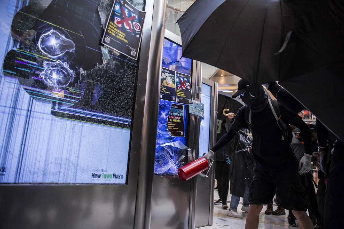 ม็อบฮ่องกงถล่มห้าง ทำลายสถานีรถใต้ดิน