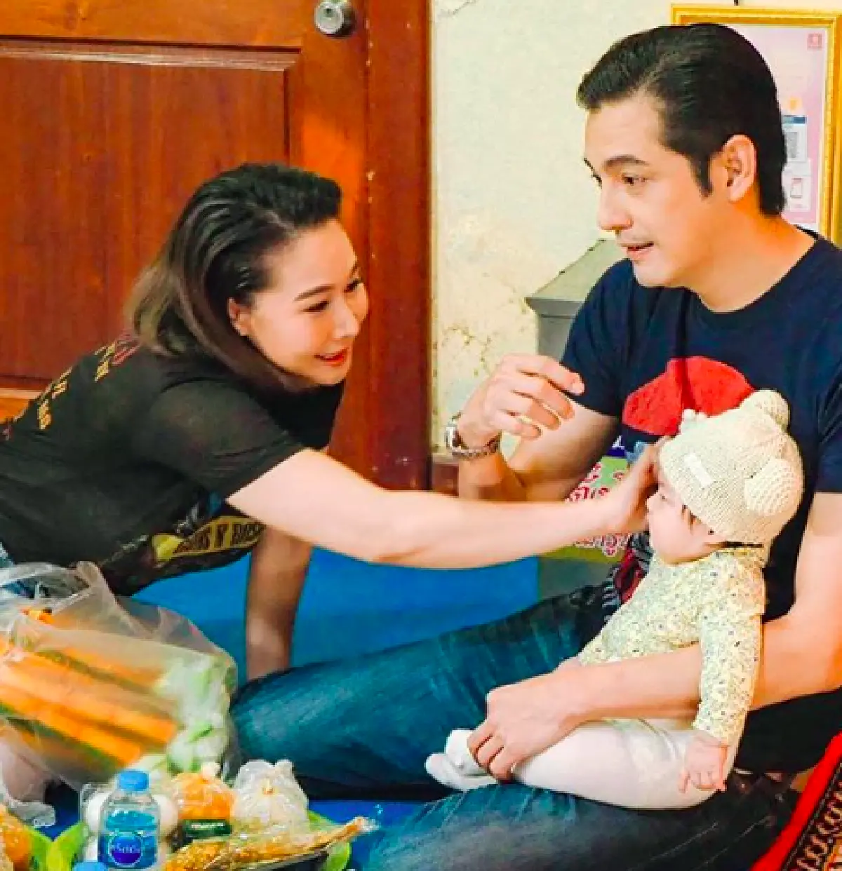 โมเมนต์สุดซึ้ง! “ศรราม” หอบดอกไม้ช่อโตเซอร์ไพรส์ “ติ๊ก”  ครบรอบแต่งงาน