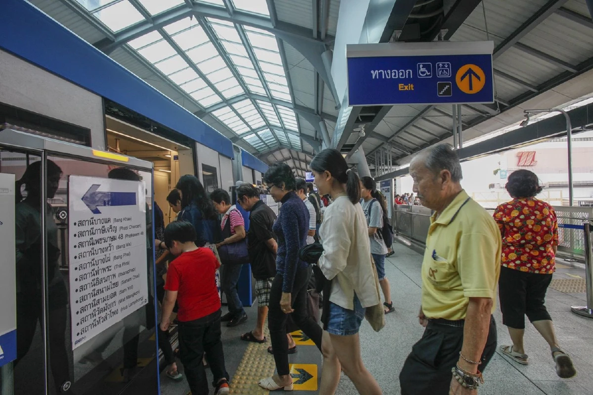 รถไฟฟ้าสายสีน้ำเงินเปิดวิ่งเพิ่มอีก 4 สถานีคนกรุงแห่ทดลองนั่งแน่นทุกขบวน