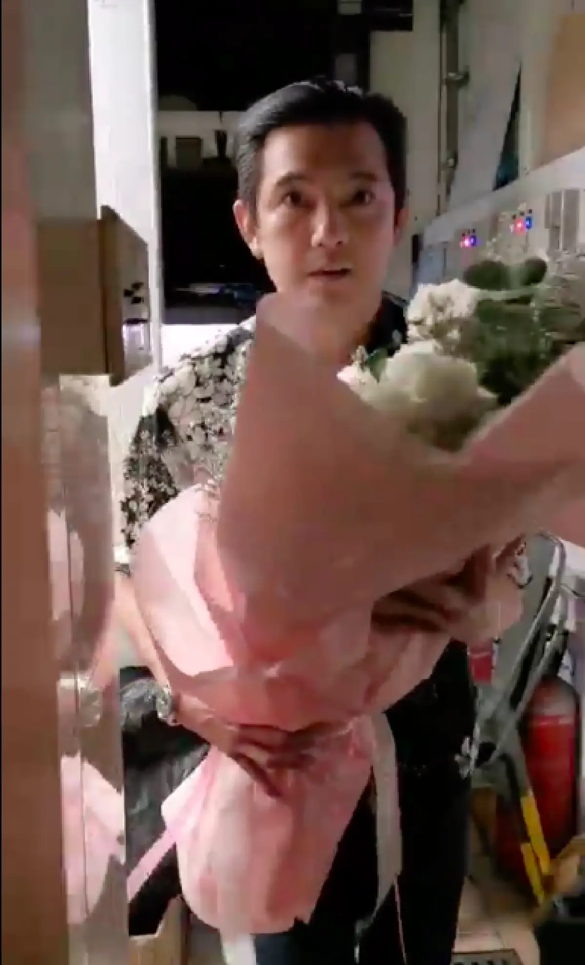 โมเมนต์สุดซึ้ง! “ศรราม” หอบดอกไม้ช่อโตเซอร์ไพรส์ “ติ๊ก”  ครบรอบแต่งงาน