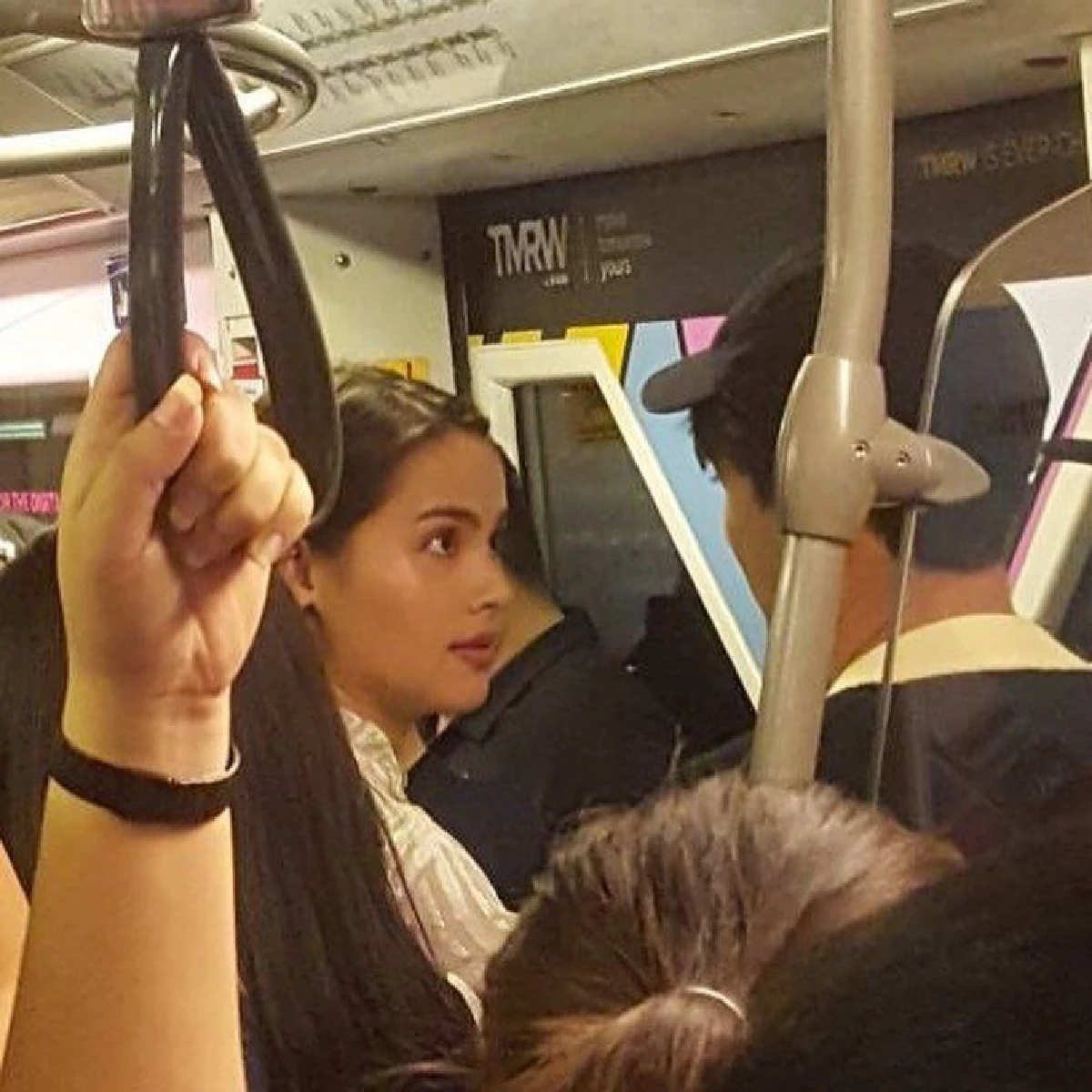 ดีต่อใจ! “ณเดชน์-ญาญ่า” ซุปตาร์ติดดิน ควงกันขึ้นรถไฟฟ้าในชั่วโมงเร่งรีบ