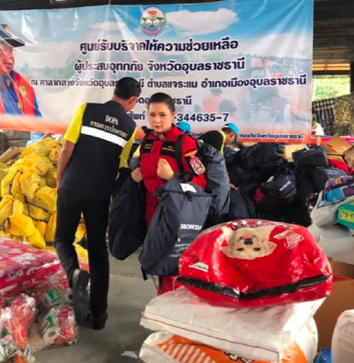 "บุ๋ม ปนัดดา” ลงพื้นที่ช่วยผู้ประสบภัยน้ำท่วม กลับถูกชาวเน็ตถาม "ไปเป็นภาระหรือเปล่า!?"