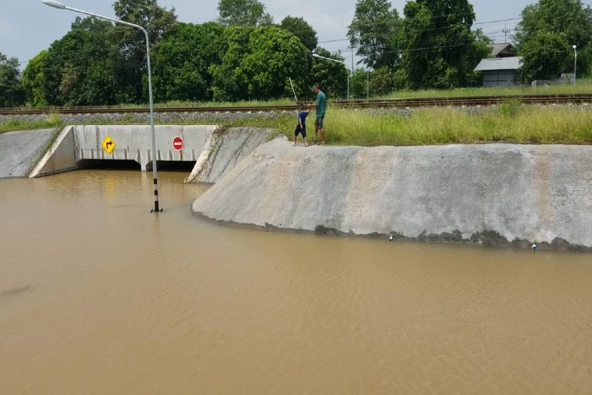 ชาวบ้านร้อง! น้ำท่วมอุโมงค์ลอดทางรถไฟนานนับสัปดาห์ยังไม่ถูกระบาย