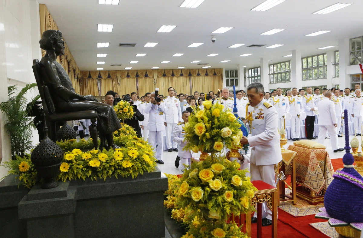 "ในหลวง-พระราชินี"ทรงวางพวงมาลาเนื่องในวันมหิดล