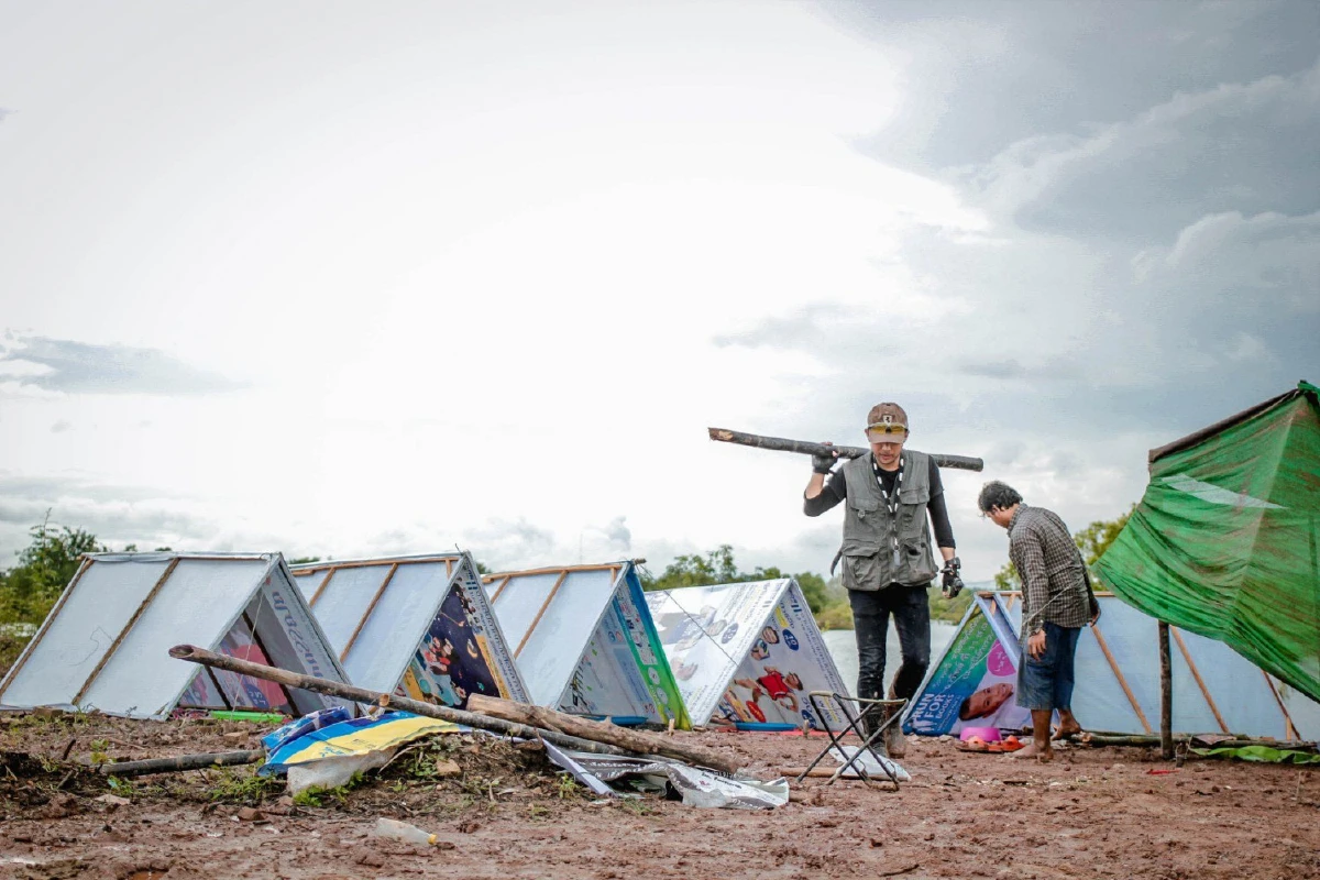 "แค่เห็นเขาอยู่สบายขึ้นเล็กน้อยก็ดีใจแล้ว" หนุ่มผู้ฝ่าน้ำท่วมไปสร้างเพิงพักให้สัตว์นับร้อย