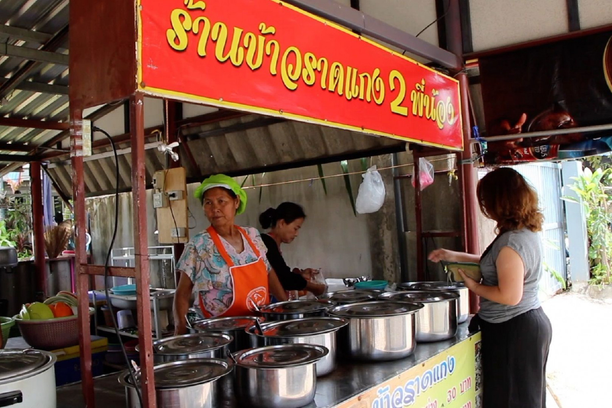 ร้านข้าวแกงสองพี่น้องถูกอร่อยทุกอย่าง20บาทยึดคติลูกค้าอยู่ได้เราก็อยู่ได้ ร้านข้าวแกงสองพี่น้องถูกอร่อยทุกอย่าง20บาทยึดคติลูกค้าอยู่ได้เราก็อยู่ได้