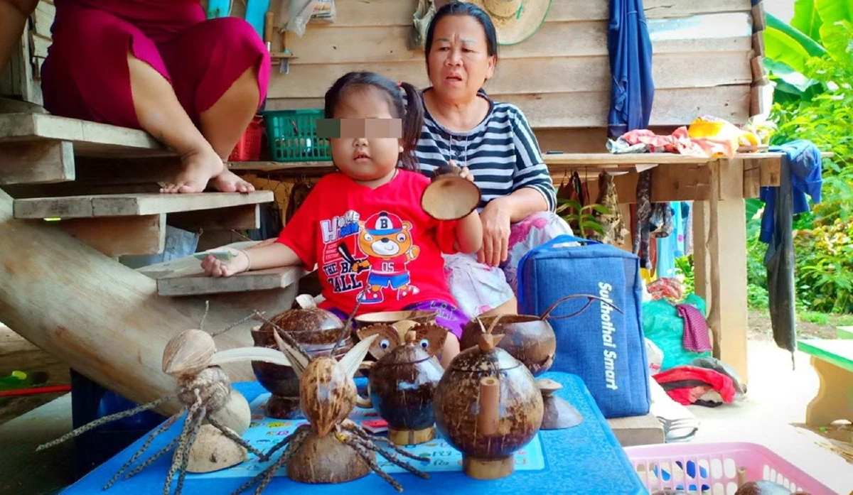 สู้เพื่อหลาน! สองผัวเมียประดิษฐ์กะลามะพร้าวหาเงินรักษาหลานป่วยเป็นโรคร้าย