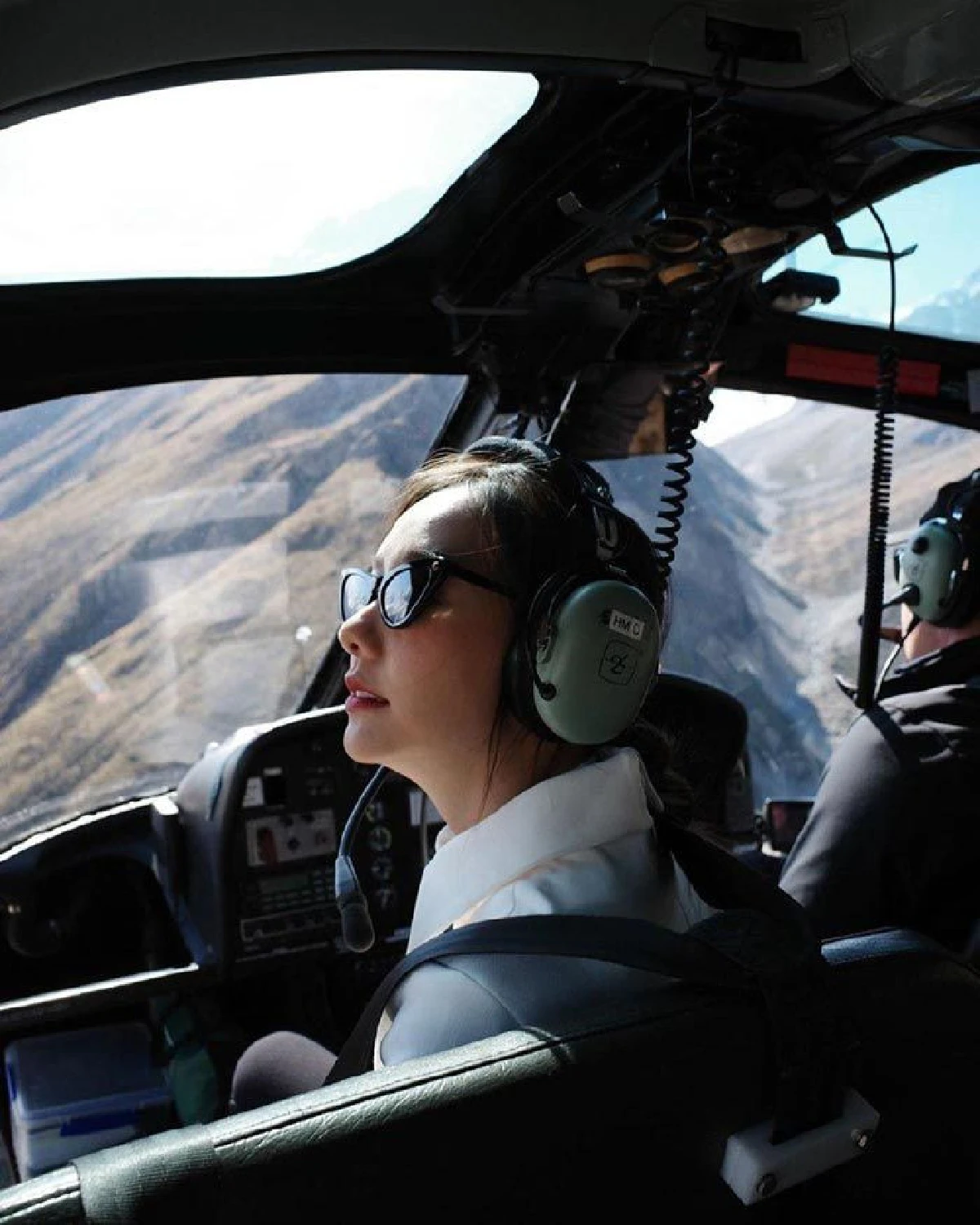 ทริปกระชับความสัมพันธ์! “อาเล็ก" พา “เต้ย” ขึ้นฮ. ชมวิวภูเขาหิมะที่นิวซีแลนด์