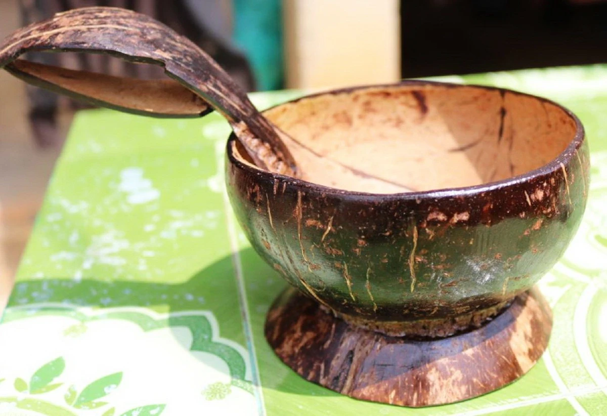 สู้เพื่อหลาน! สองผัวเมียประดิษฐ์กะลามะพร้าวหาเงินรักษาหลานป่วยเป็นโรคร้าย