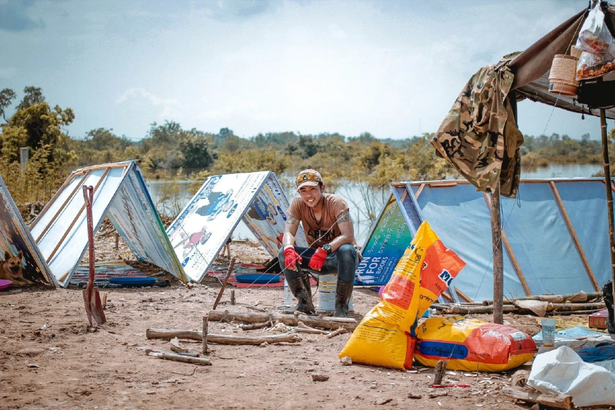 "แค่เห็นเขาอยู่สบายขึ้นเล็กน้อยก็ดีใจแล้ว" หนุ่มผู้ฝ่าน้ำท่วมไปสร้างเพิงพักให้สัตว์นับร้อย