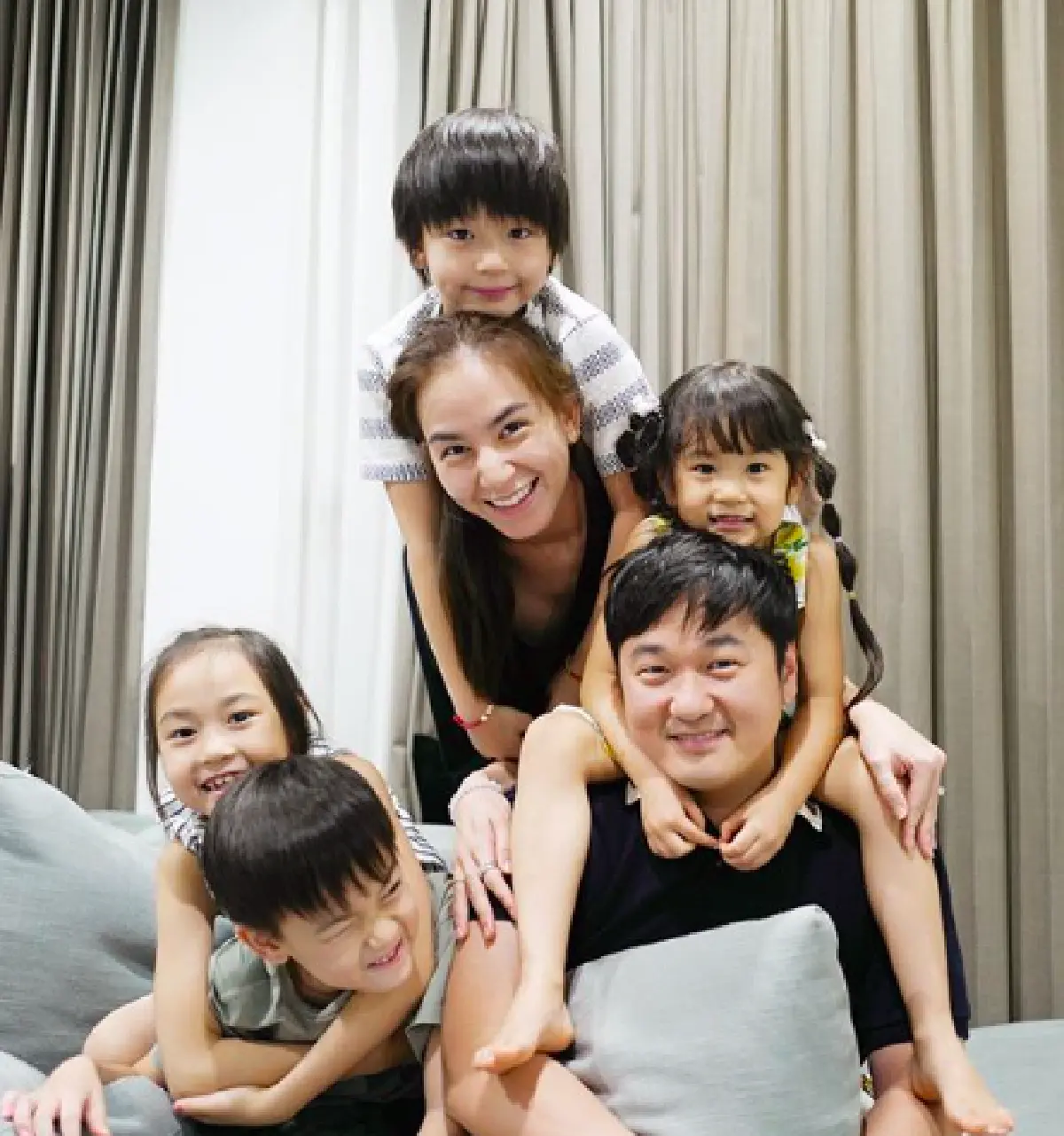 “พลอย ชิดจันทร์” พาลูกทั้ง 4 คน ถ่ายแบบพร้อมสามี บอกได้คำเดียวหน้าตาดีทั้งบ้าน ปังยกทีม