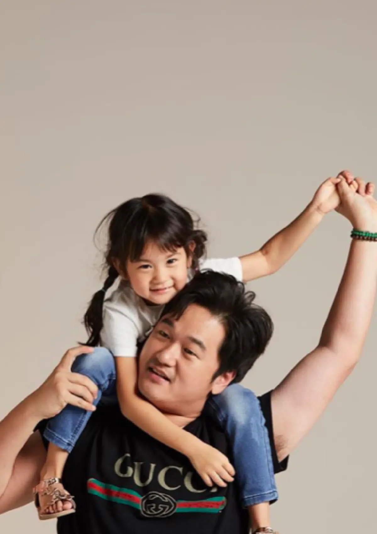 “พลอย ชิดจันทร์” พาลูกทั้ง 4 คน ถ่ายแบบพร้อมสามี บอกได้คำเดียวหน้าตาดีทั้งบ้าน ปังยกทีม